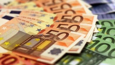 لماذا يتراجع اليورو لأدنى مستوياته