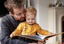 أب يقرأ لابنه قصة كرتونيه