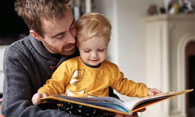 أب يقرأ لابنه قصة كرتونيه